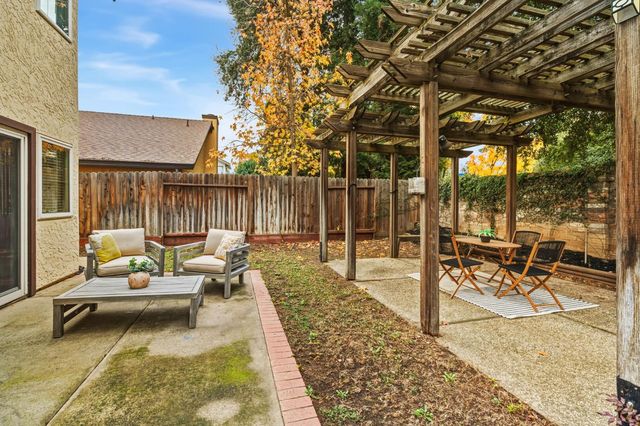 8945 Laguna Place Way, Elk Grove, CA 95758