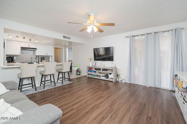 11445 S IROQUOIS Drive, Phoenix, AZ 85044