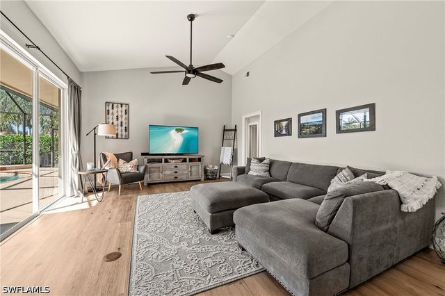 1015 Tivoli LN, Naples, FL 34104