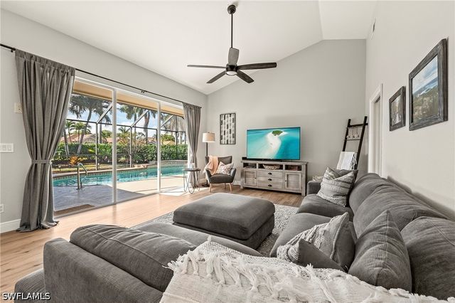 1015 Tivoli LN, Naples, FL 34104