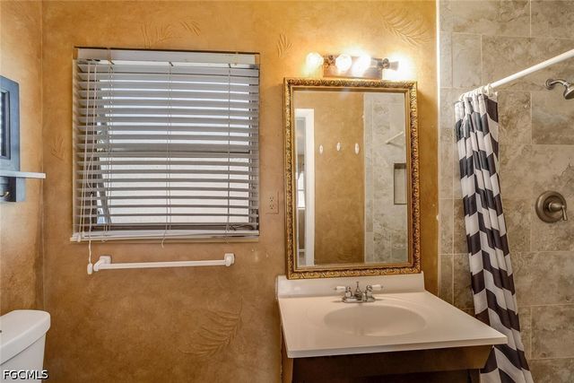 806 Entrada DR N, Fort Myers, FL 33919