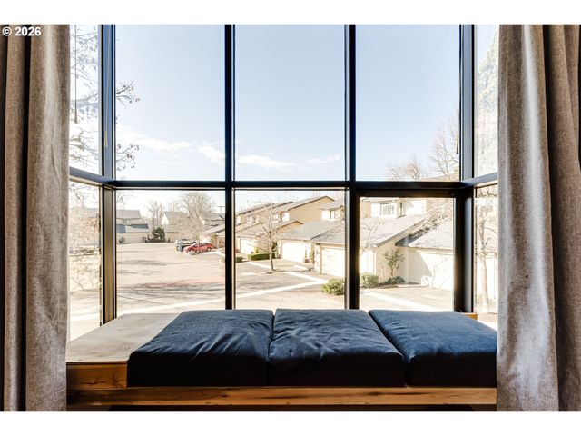 606 WIMBLEDON Ct, Eugene, OR 97401