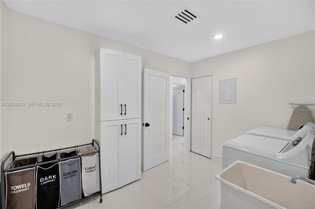 1892 NE 33rd Street, Oakland Park, FL 33306
