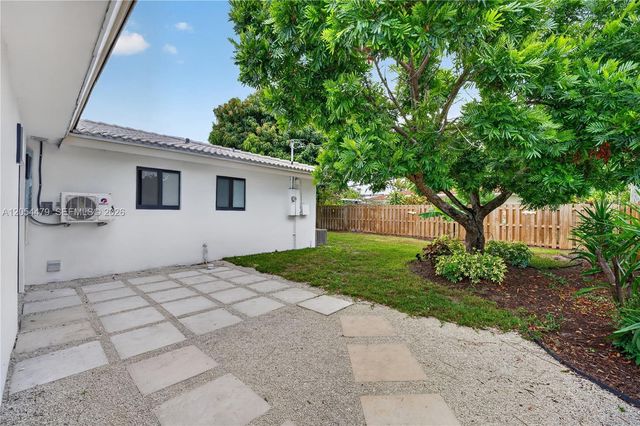 1892 NE 33rd Street, Oakland Park, FL 33306