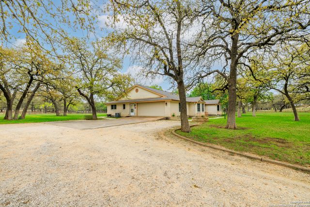 1416 Countryside Bend, Fredericksburg, TX 78624