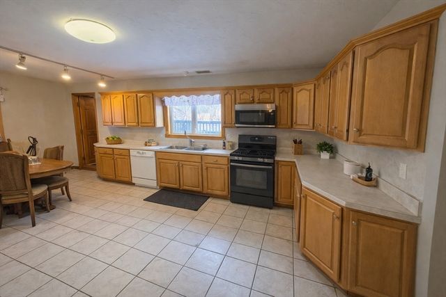 50 School Street 2nd FL R, Hudson, MA 01749