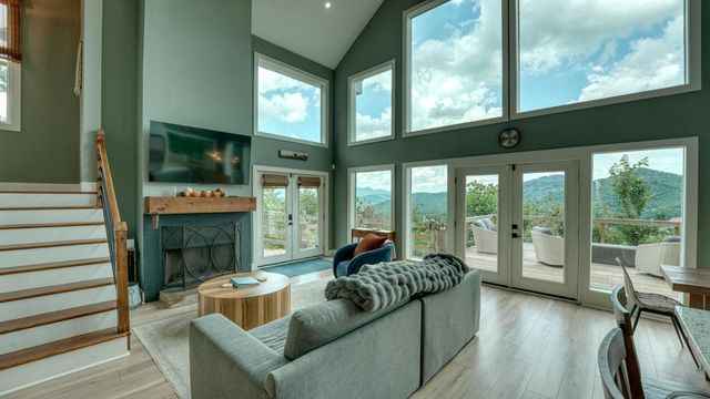 890 Hickory Drive, Mineral Bluff, GA 30559