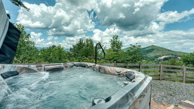 890 Hickory Drive, Mineral Bluff, GA 30559