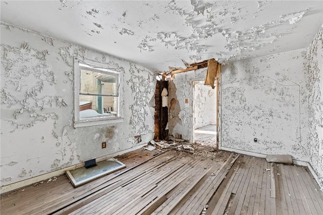 2417 Osgood St, Perry Hilltop, PA 15214