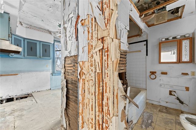 2417 Osgood St, Perry Hilltop, PA 15214