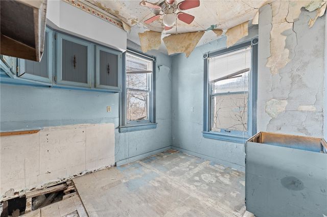 2417 Osgood St, Perry Hilltop, PA 15214