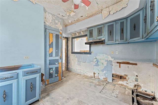 2417 Osgood St, Perry Hilltop, PA 15214