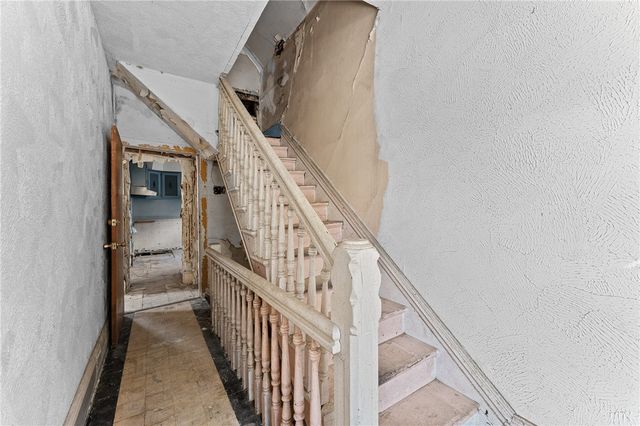 2417 Osgood St, Perry Hilltop, PA 15214