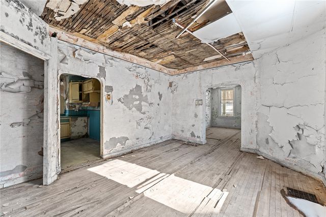 2417 Osgood St, Perry Hilltop, PA 15214