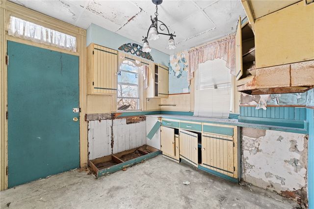 2417 Osgood St, Perry Hilltop, PA 15214