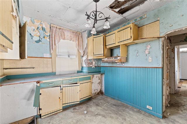 2417 Osgood St, Perry Hilltop, PA 15214