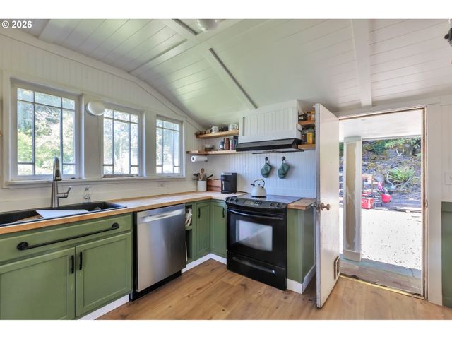 210 WASHINGTON St, Oregon City, OR 97045