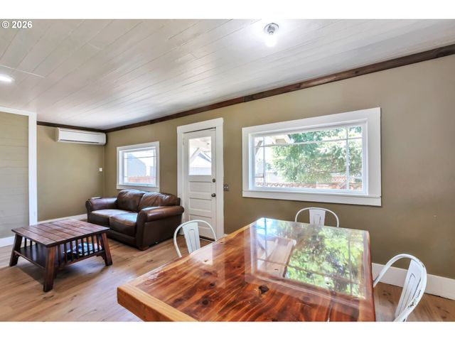 210 WASHINGTON St, Oregon City, OR 97045