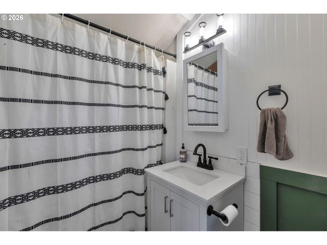 210 WASHINGTON St, Oregon City, OR 97045