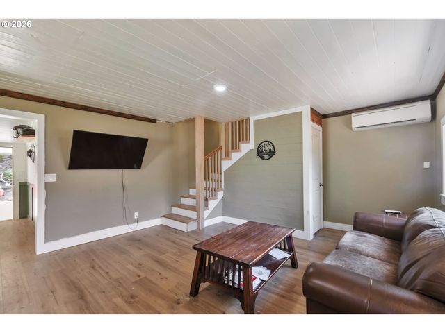 210 WASHINGTON St, Oregon City, OR 97045