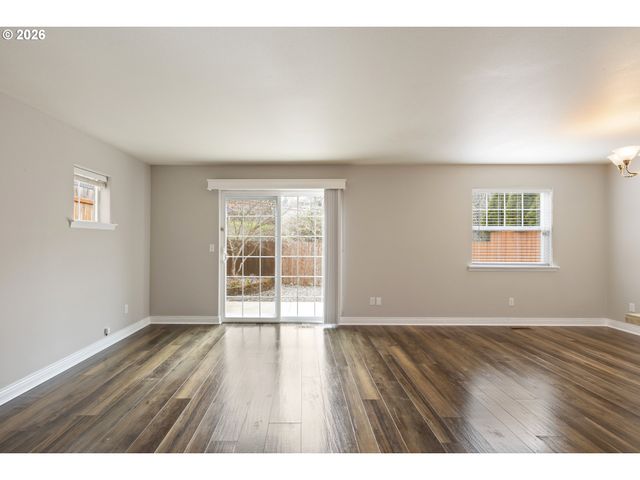 1463 FOUR SEASONS Dr, Roseburg, OR 97470