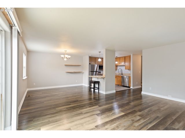 1463 FOUR SEASONS Dr, Roseburg, OR 97470