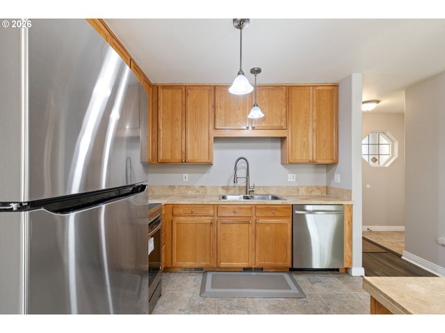 1463 FOUR SEASONS Dr, Roseburg, OR 97470