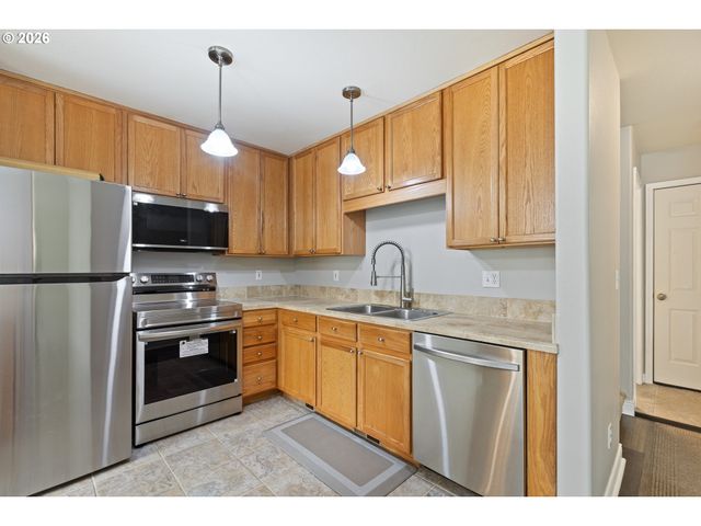 1463 FOUR SEASONS Dr, Roseburg, OR 97470