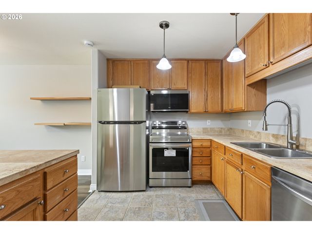 1463 FOUR SEASONS Dr, Roseburg, OR 97470