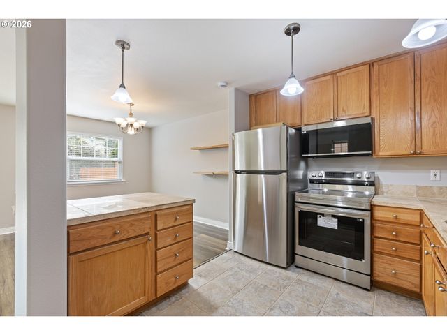 1463 FOUR SEASONS Dr, Roseburg, OR 97470