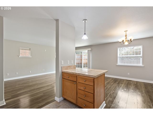 1463 FOUR SEASONS Dr, Roseburg, OR 97470