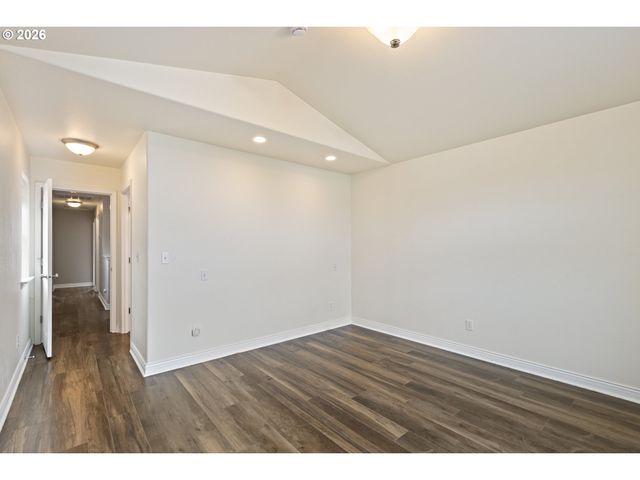 1463 FOUR SEASONS Dr, Roseburg, OR 97470