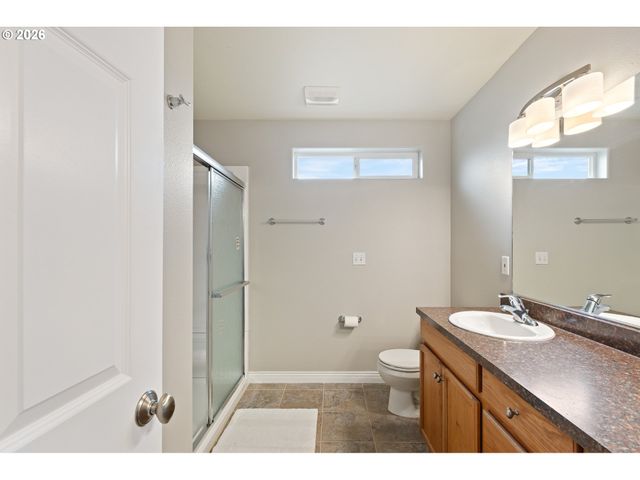 1463 FOUR SEASONS Dr, Roseburg, OR 97470