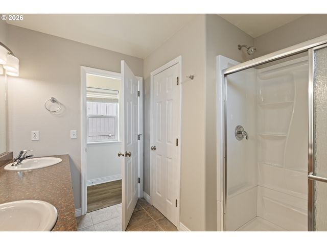 1463 FOUR SEASONS Dr, Roseburg, OR 97470