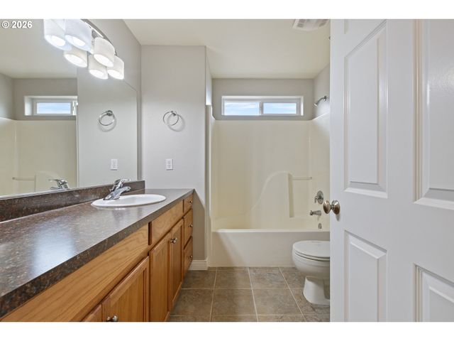 1463 FOUR SEASONS Dr, Roseburg, OR 97470