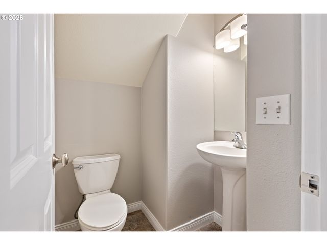 1463 FOUR SEASONS Dr, Roseburg, OR 97470