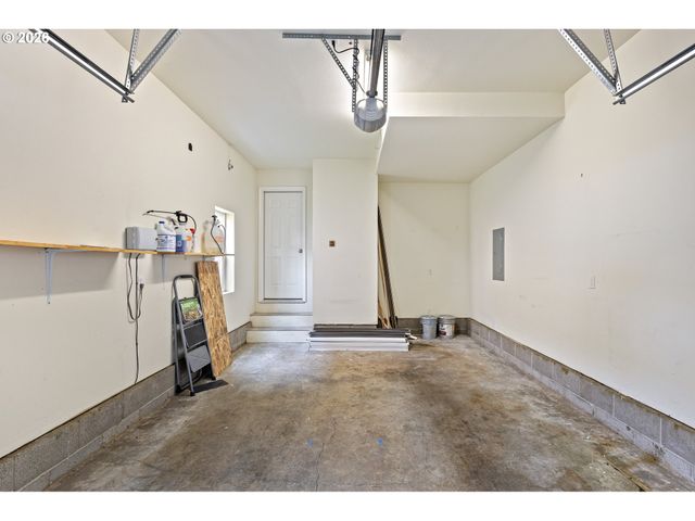 1463 FOUR SEASONS Dr, Roseburg, OR 97470