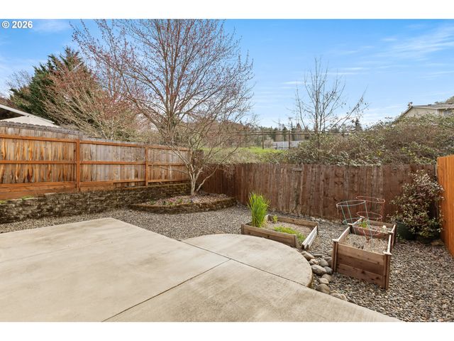 1463 FOUR SEASONS Dr, Roseburg, OR 97470