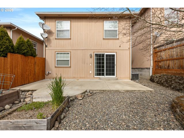 1463 FOUR SEASONS Dr, Roseburg, OR 97470