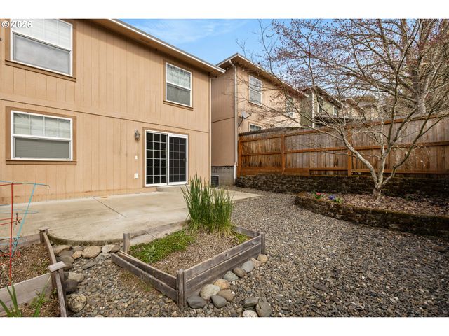 1463 FOUR SEASONS Dr, Roseburg, OR 97470