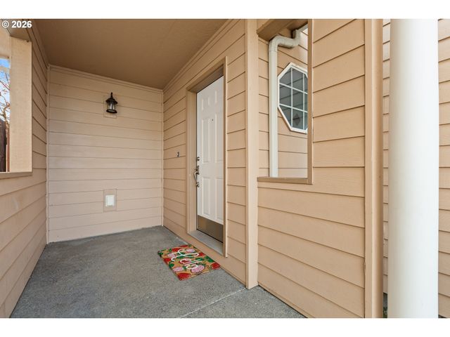 1463 FOUR SEASONS Dr, Roseburg, OR 97470