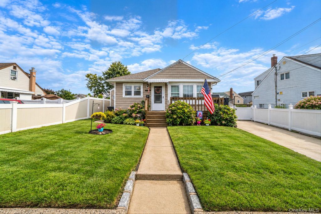 11 E Hollywood Avenue, Lindenhurst, NY 11757 — exterior