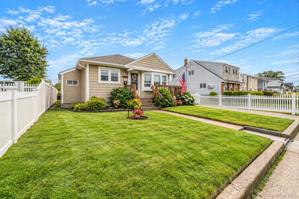 11 E Hollywood Avenue, Lindenhurst, NY 11757 — photo 2