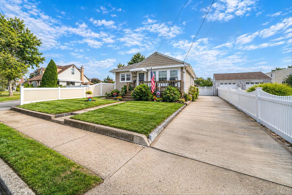 11 E Hollywood Avenue, Lindenhurst, NY 11757 — photo 3