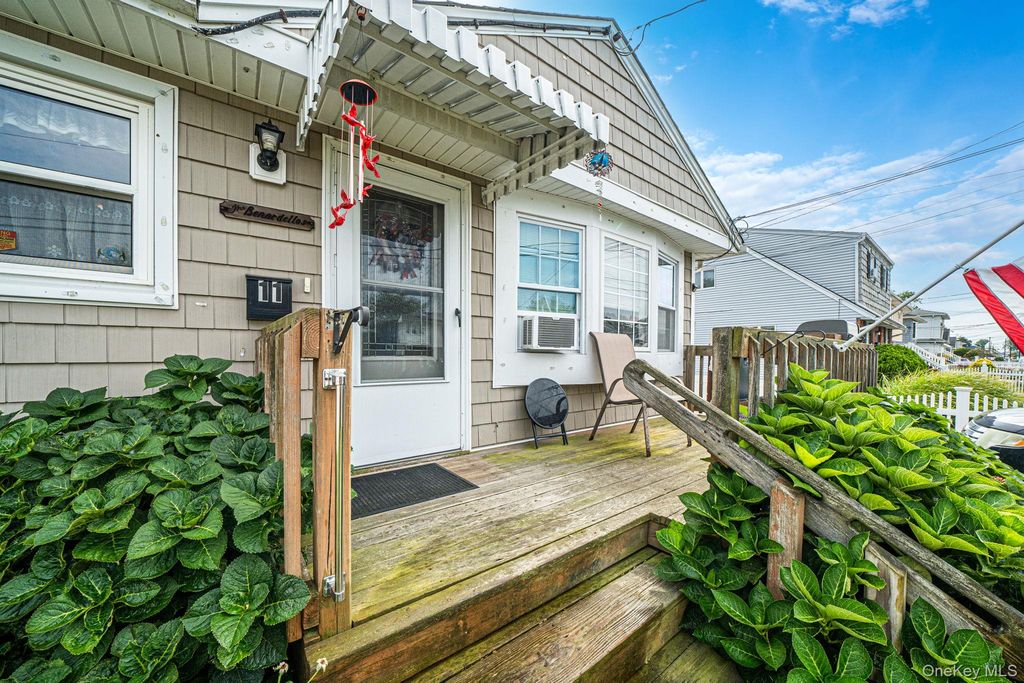 11 E Hollywood Avenue, Lindenhurst, NY 11757 — photo 4