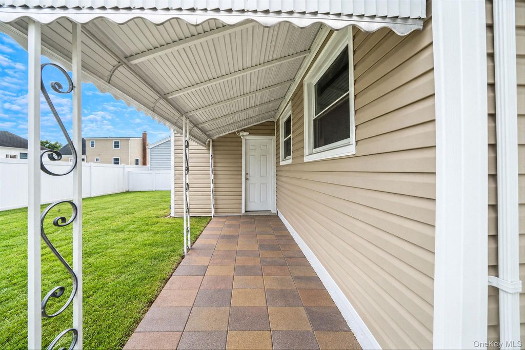 11 E Hollywood Avenue, Lindenhurst, NY 11757 — photo 5