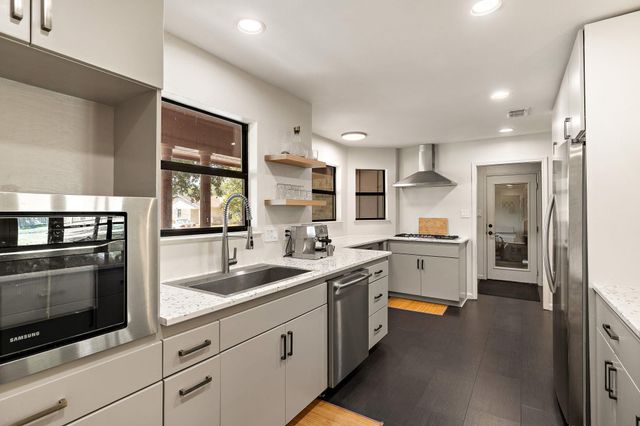 2202 Carolyn DR, Taylor, TX 76574