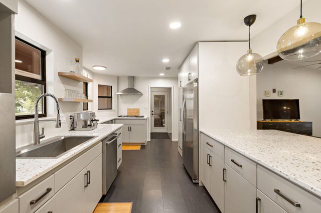 2202 Carolyn DR, Taylor, TX 76574