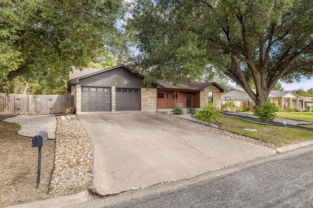 2202 Carolyn DR, Taylor, TX 76574