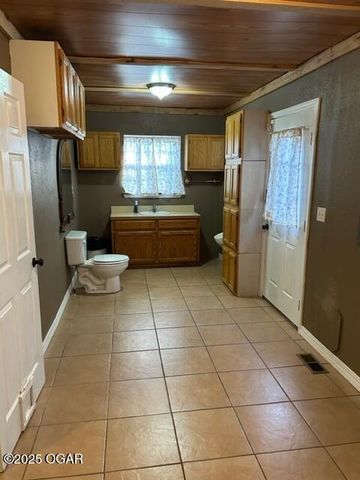 6045 Route K, Pineville, MO 64856